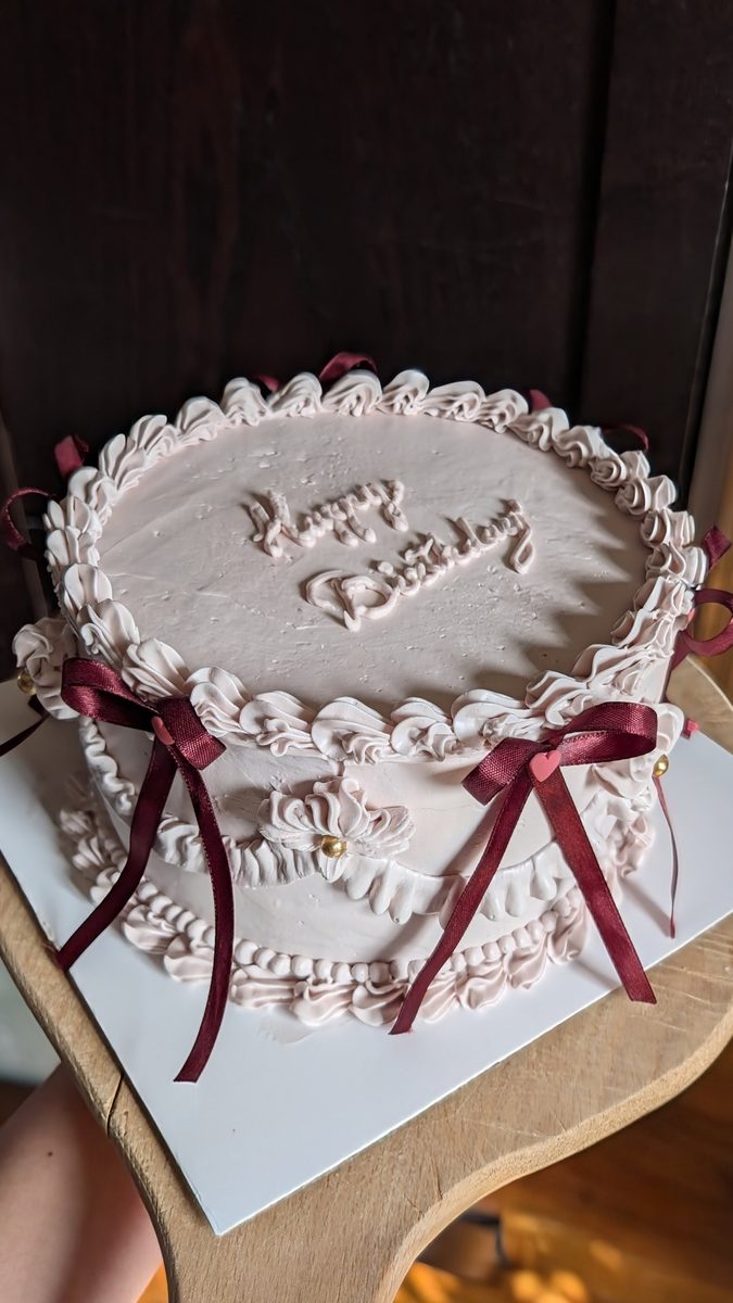 Gâteau élégant à la crème avec nœuds bordeaux