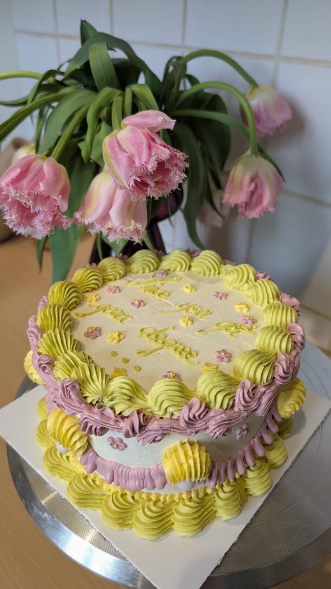 Gâteau personnalisé décoré à la crème avec un bouquet de tulipes