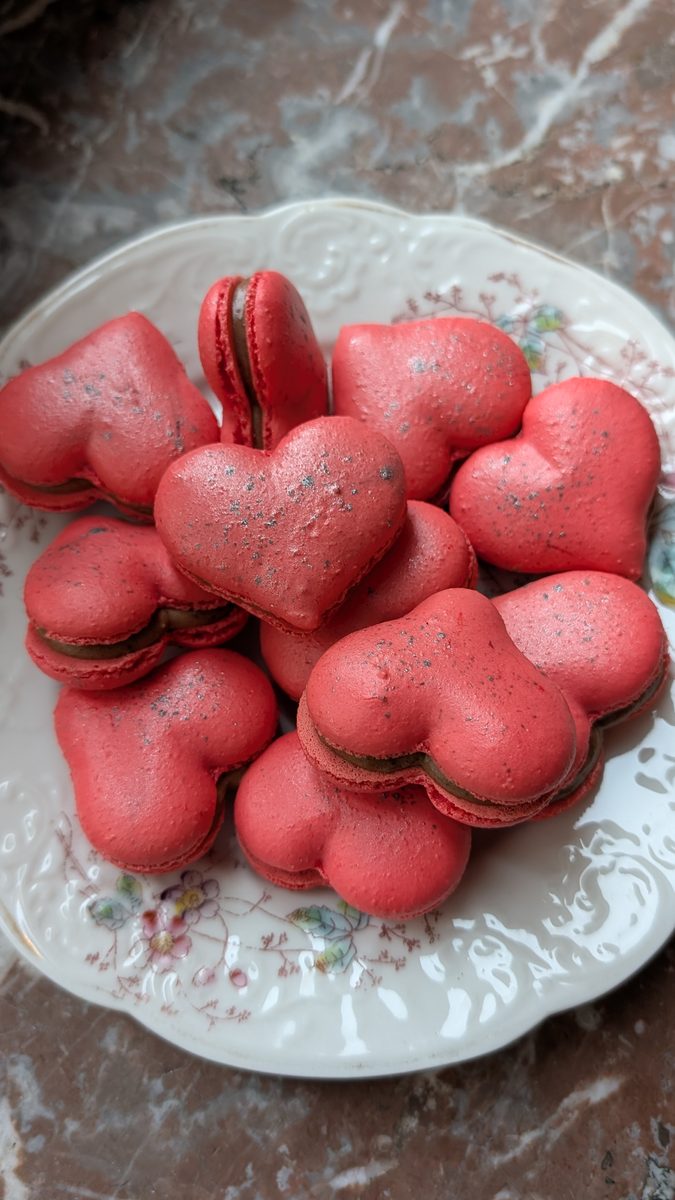 Macarons maison en forme de cœur sur une assiette vintage